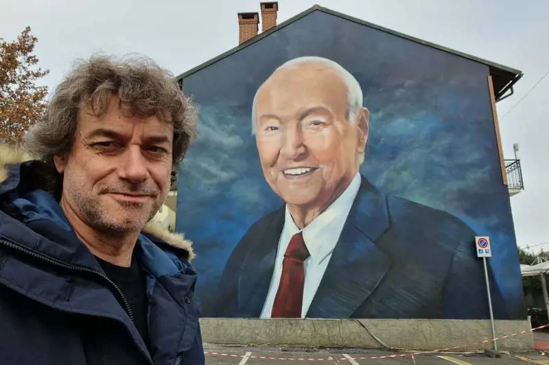 "Immenso": Alberto Angela a Nichelino per ammirare il murales dedicato al padre Piero