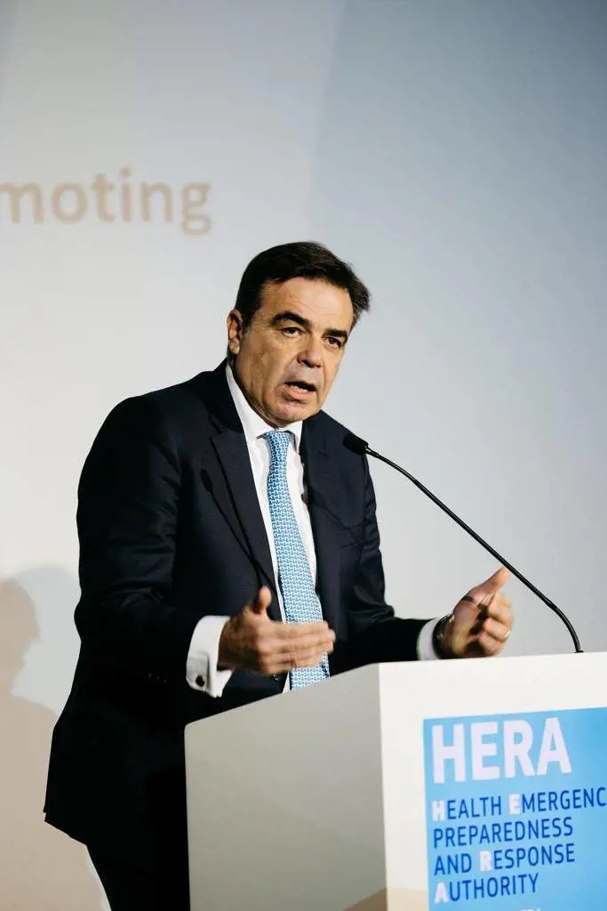 Ammoniva l'Italia ma elogiava il Qatar. Il caso che imbarazza la Commissione Ue