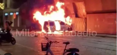 Taxi, incidente alla Scala, poi le fiamme. Cosa è successo