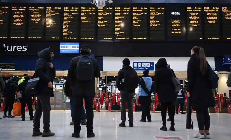 Scioperi e gelo, caos a Londra. E il governo schiera l'esercito