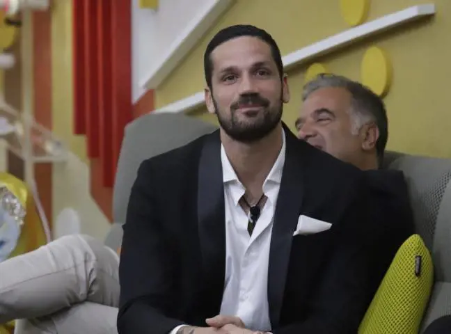 "Fogli fuori, ma Luca...". La rivolta social per la bestemmia al Gf Vip