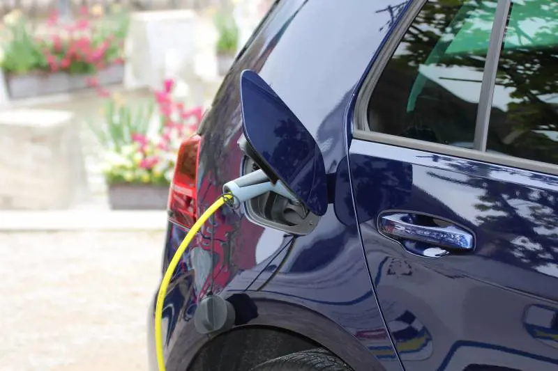 Auto elettriche, sbloccato il bonus 80% per le colonnine: come funziona