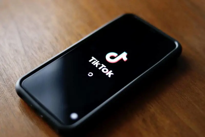 "Via TikTok". Anche il Parlamento europeo vieta il social ai dipendenti