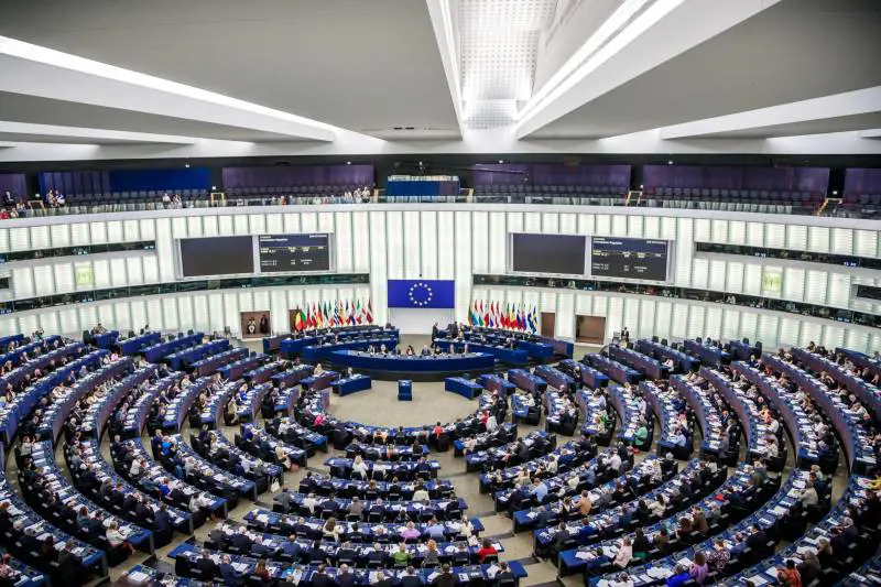 Dall’Ue attacco all’Italia: "Discriminati i diritti Lgbtq"
