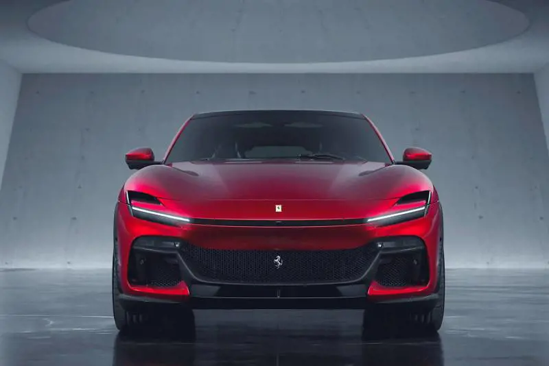 Rosso, il colore dell’anno: da Ferrari a Mazda, 50 sfumature di heritage e passione