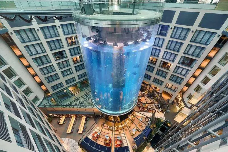 Esplode l'acquario dei record "È stato come un terremoto"