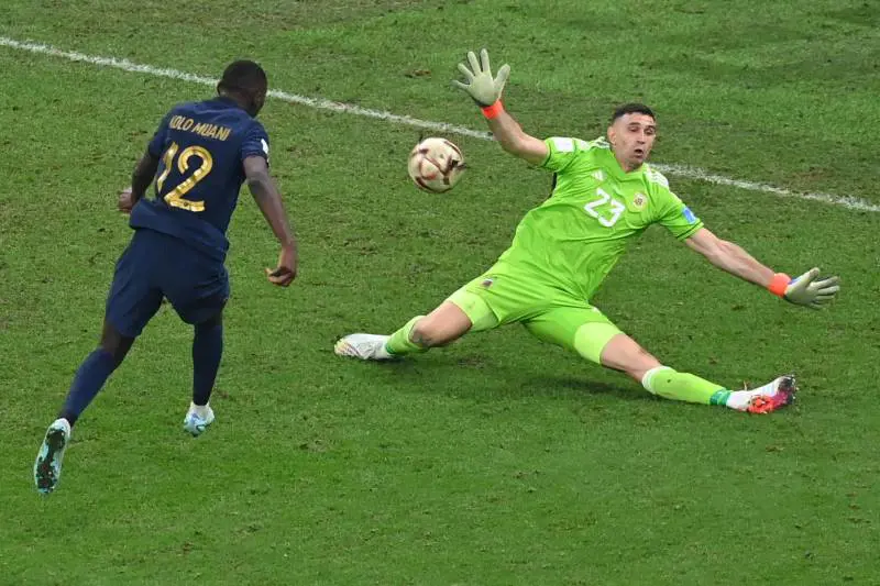 Martinez va a farfalle sul pupazzo di Mbappé