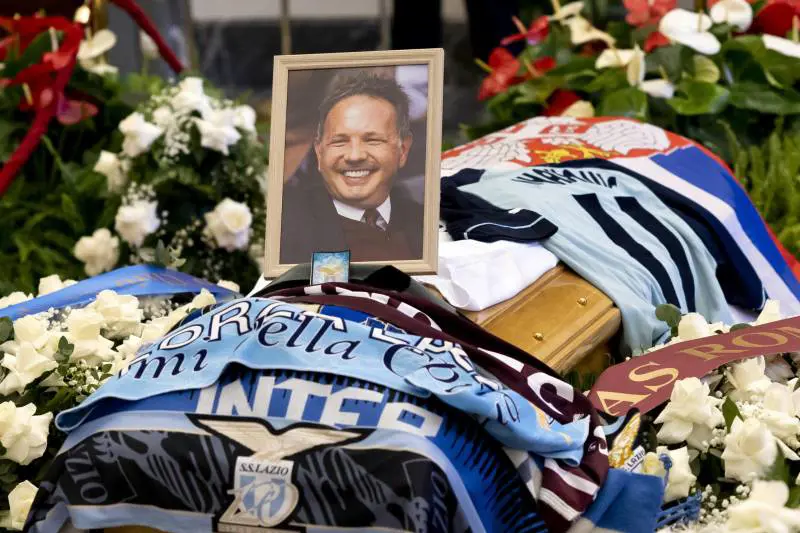 Folla per l'addio a Sinisa. Lotito: "Approfondire certe cure fatte nel calcio"