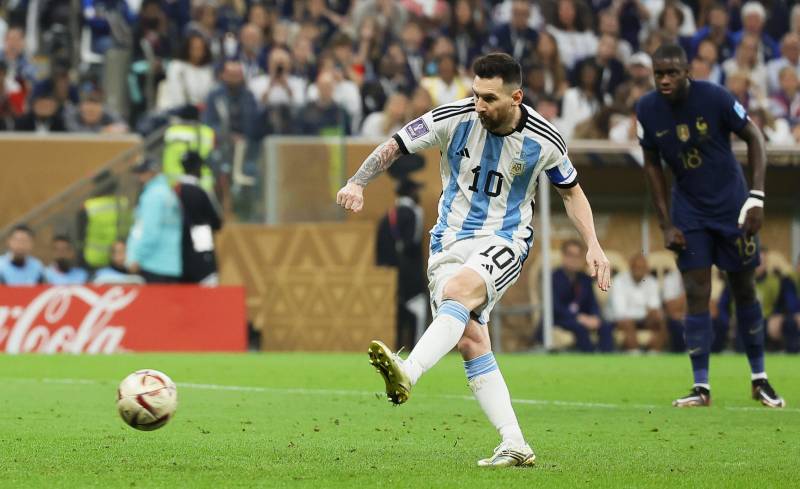 Messi calcia un rigore in finale