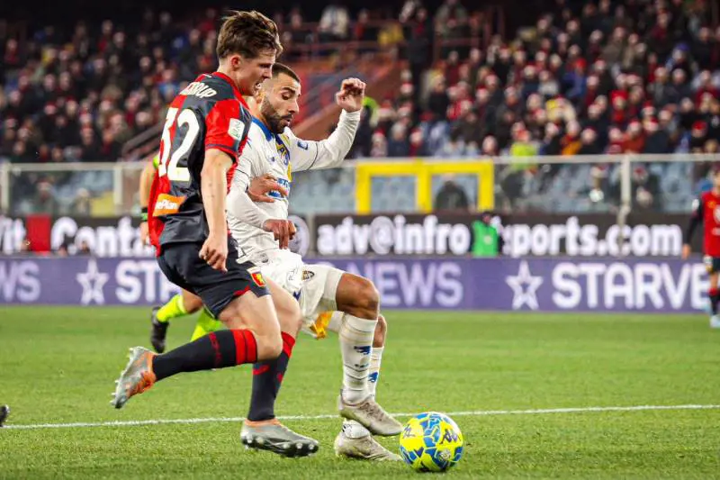 Il Genoa ferma la corsa del Frosinone, il Perugia batte il Venezia
