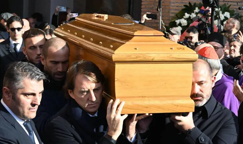 "Ciao Sinisa". L'ultimo commosso saluto a Mihajlovic a Roma