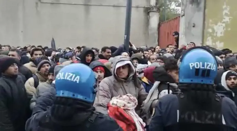 "Qui da tutta Italia...". Oltre mille immigrati alla "frontiera" di Milano
