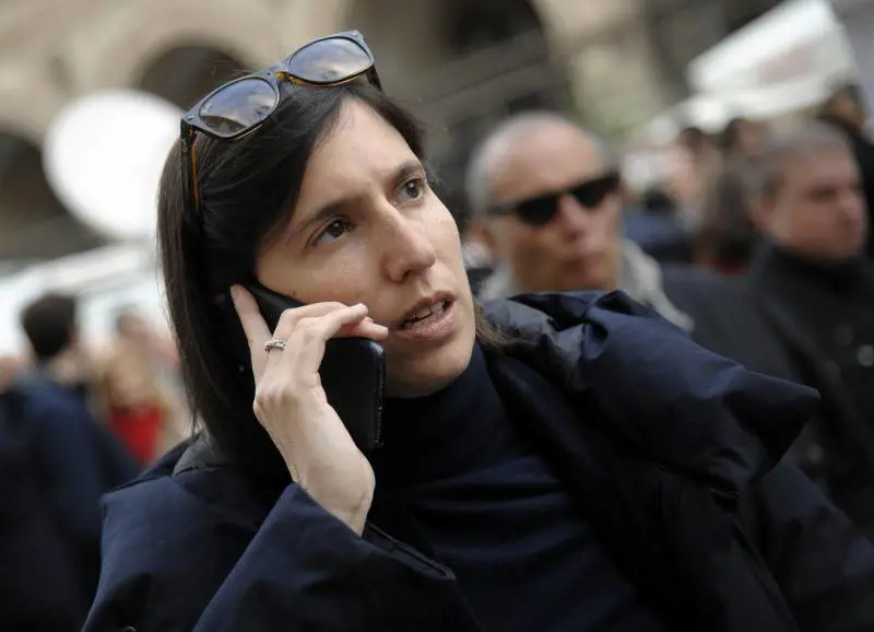 Giù nei sondaggi: ora la Schlein strizza l'occhio ai 5 Stelle