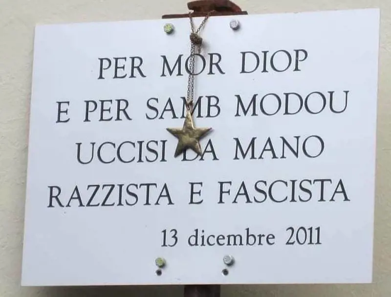 La targa che ha scatenato la discussione
