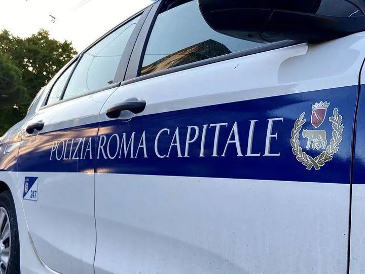 Rifiuti di ogni tipo nella sede dei vigili: protesta dei sindacati