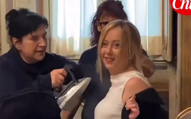 Il ferro da stiro sulla camicia, poi l'incontro col re: il dietro le quinte della Meloni