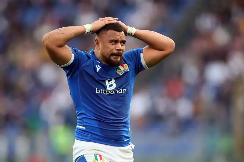 Banana in regalo al campione di rugby. "Fa male vedere i miei compagni ridere"