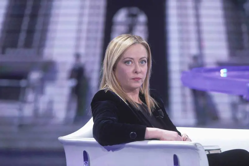 "L'unica cosa che mi spaventa è deludere". Meloni a testa alta traccia la rotta