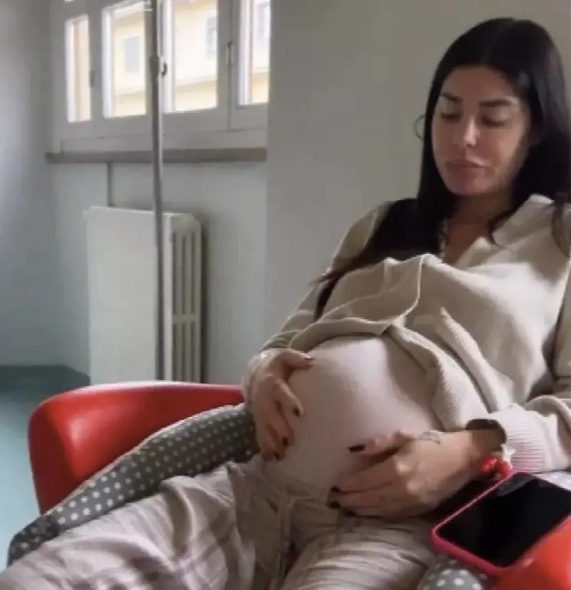 Paura per Bianca Atzei, ricoverata per polmonite: "Ho rischiato di partorire prima"