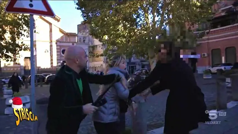 Vende pillole dimagranti: influencer smascherata da Striscia aggredisce Abete