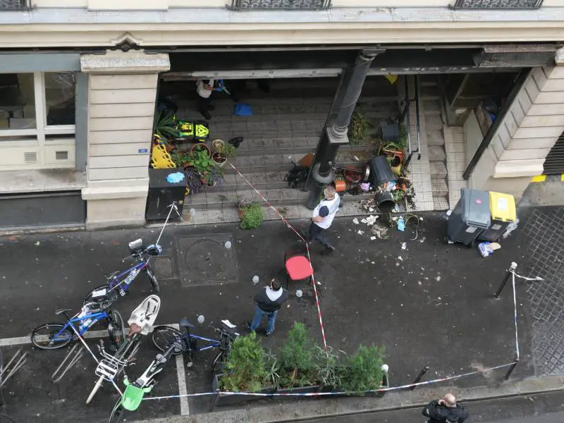 Gli attacchi a sfondo razziale, la sciabola e la pistola: chi è l'autore della sparatoria a Parigi