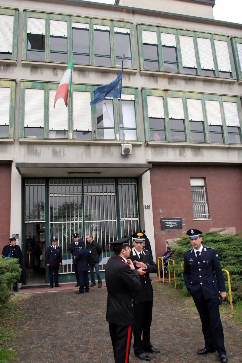 Carcere Beccaria, brucia materasso in cella: 3 agenti intossicati