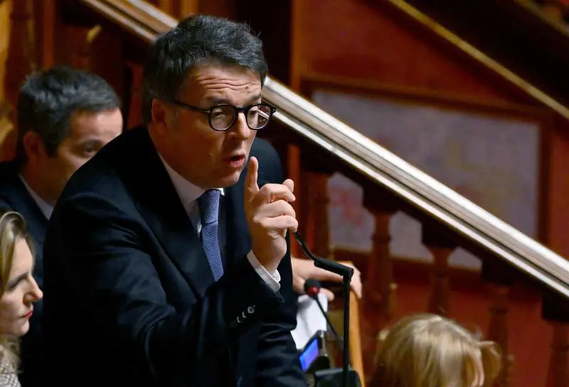 Renzi sfida Conte: "Parliamo dei criminali che prendono il reddito 5S"
