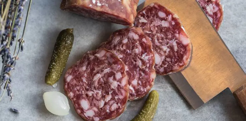 Salmonella e listeria: l'allarme sul salame ritirato dagli scaffali