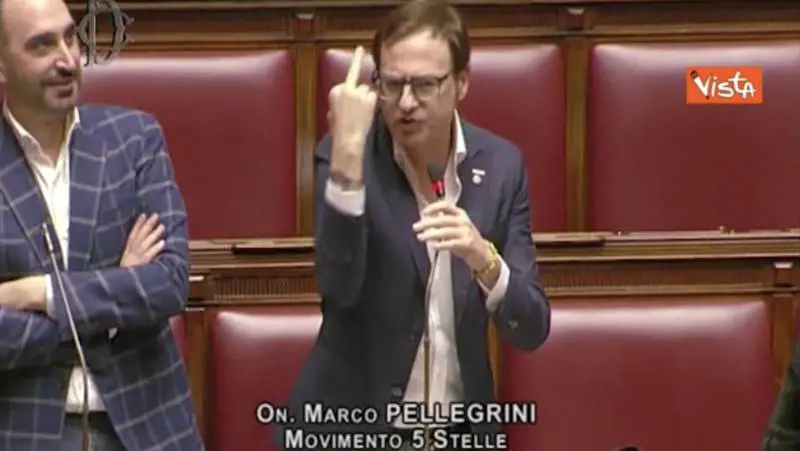 "Il dito medio in Aula? Vi spiego tutto". Ora il grillino si difende