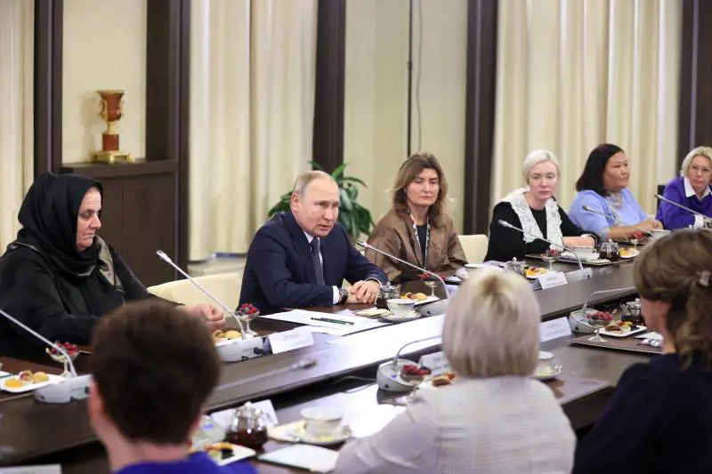Putin e l'enigma della donna bionda: cosa rivelano le foto misteriose 