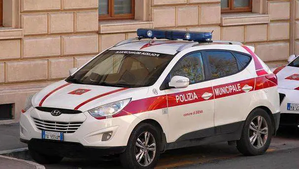 Una volante della municipale di Siena