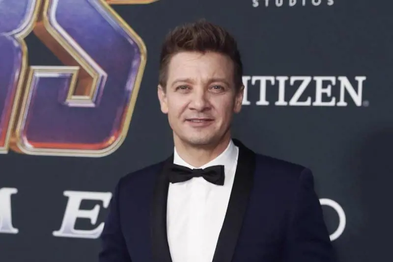 Le ferite, l'emorragia, il volo in ospedale. Cos'è successo a Jeremy Renner