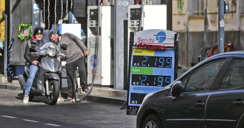 Benzina a 2 euro. Bollette su del 23%. Per le famiglie una stangata da 4mila euro