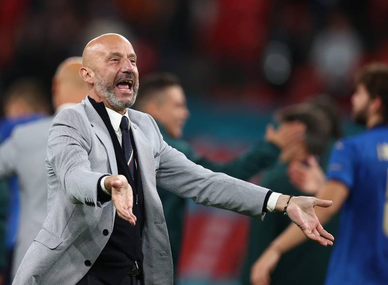 Gianluca Vialli sospende temporaneamente gli impegni con la