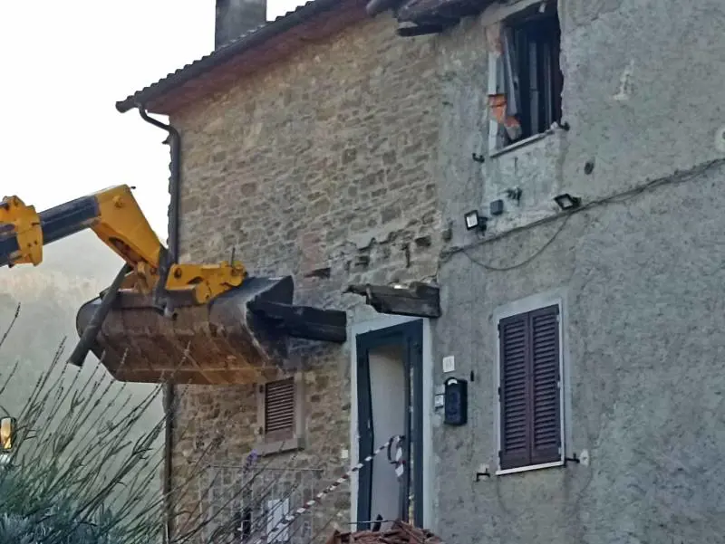 Lite tra vicini di casa: assalta villa con la ruspa l'altro spara e lo uccide
