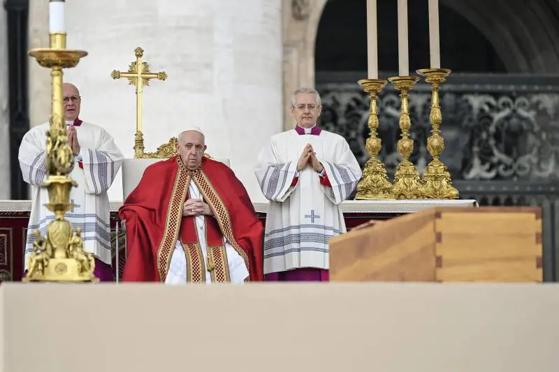 Il Vaticano sotto accusa per il funerale di Benedetto XVI