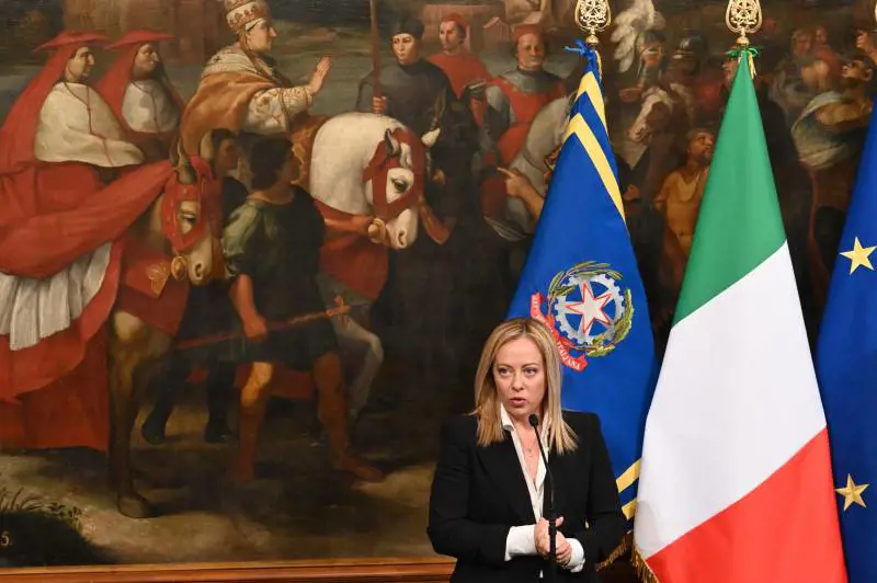 "Ricucire gli strappi": la lezione della Meloni sul tricolore