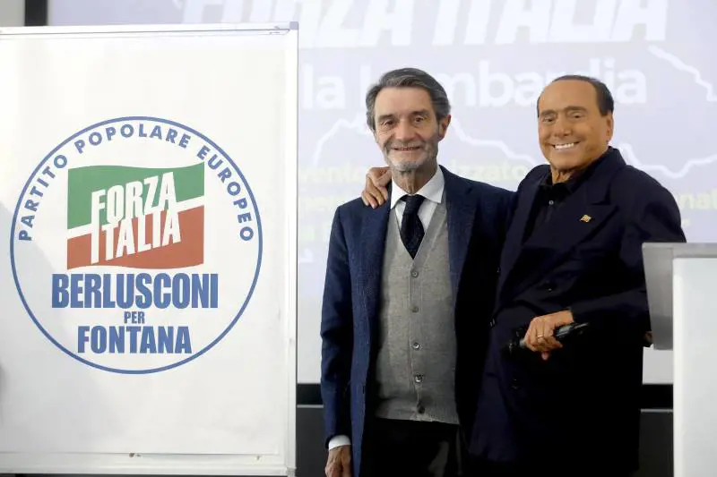 "È la nostra casa, vinceremo". Standing ovation per il Cav