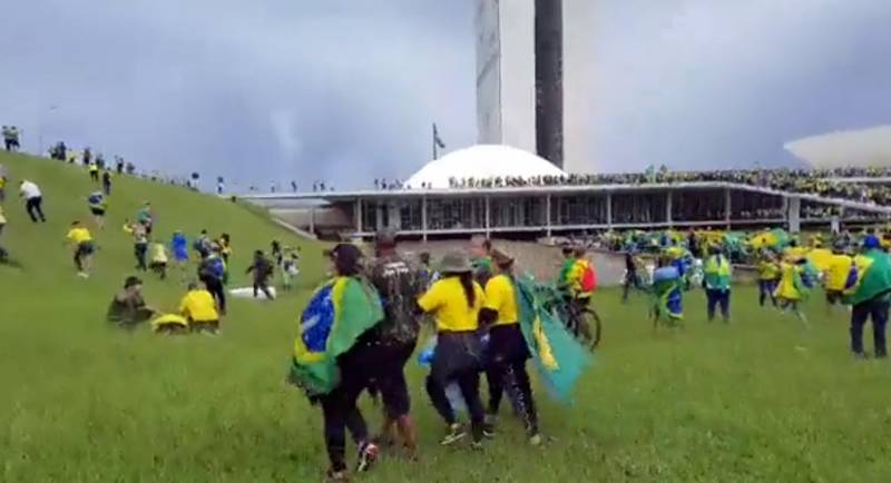 La polizia brasiliana ha usato dei candelotti di gas lacrimogeni per cercare di respingere centinaia di sostenitori dell'ex presidente di estrema destra Jair Bolsonaro che si sono riversati fuori dal Congresso di Brasilia