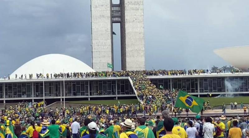 I sostenitori di Bolsonaro hanno invaso la Camera, il Tribunale Supremo di Giustizia e il Palazzo del Planalto, di proprietà della presidenza della Repubblica. Qui una foto del canale The Informant, ripresa dall'Ansa, mostra l'ampiezza della folla
