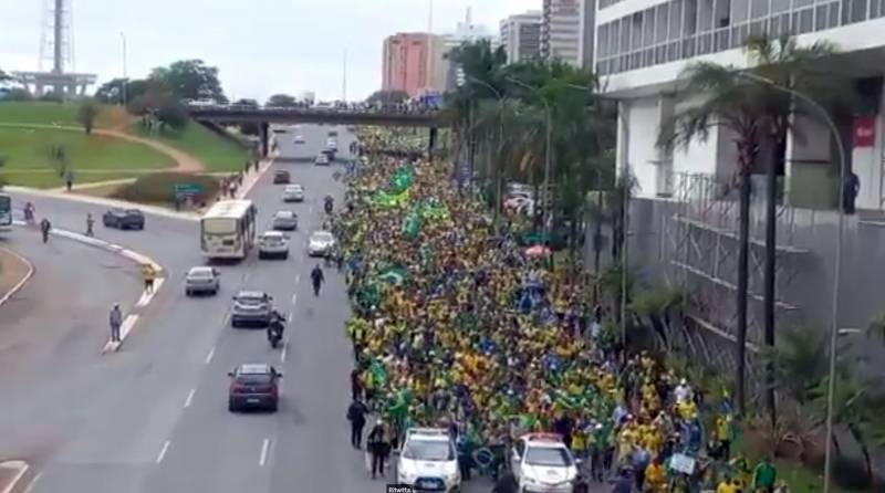 A Brasilia, mentre nei palazzi del potere andava in scena l'assalto, migliaia di bolsonaristi accampati fuori dalla sede dell'Esercito hanno manifestato contro Lula