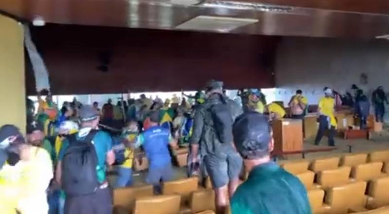 I sostenitori dell'ex presidente di estrema destra Jair Bolsonaro durante l'irruzione nell'edificio del Tribunale supremo elettorale (Tse