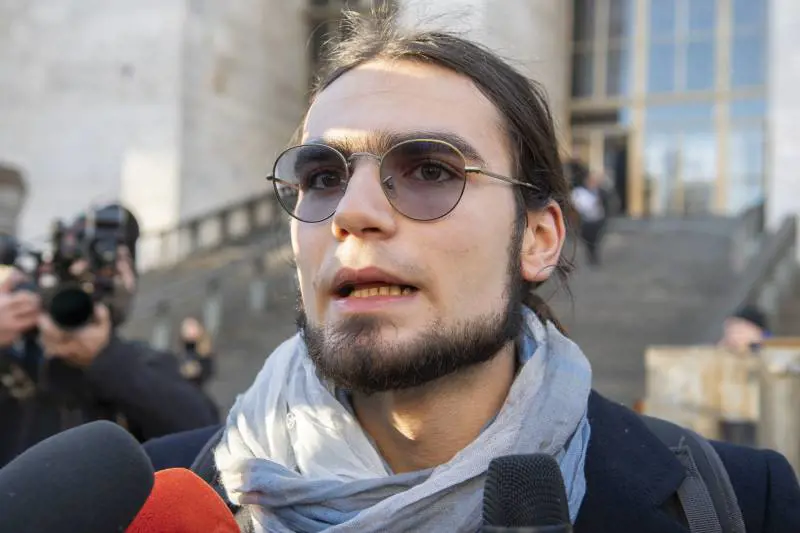 "Noi persone socialmente pericolose". Gli ecovandali tornano in piazza