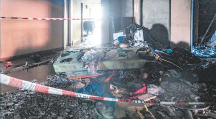 Via Cavezzani, il rogo nello stabile occupato. "Rischiata una strage"