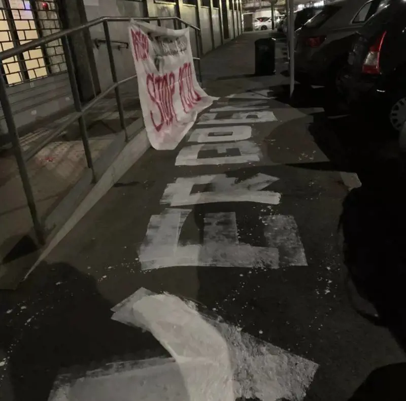 "Vergogna": Rete studenti imbratta la sede Inail di Milano