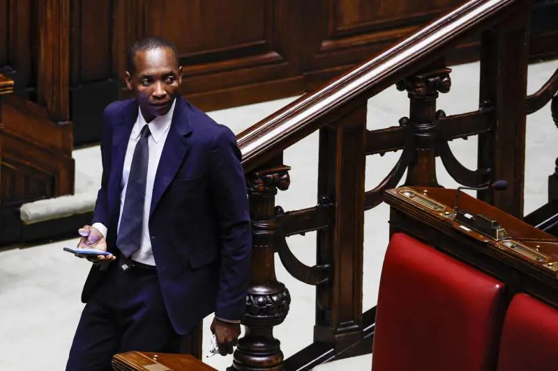 "Dura essere neri". Soumahoro frigna e accusa pure l'Italia di razzismo