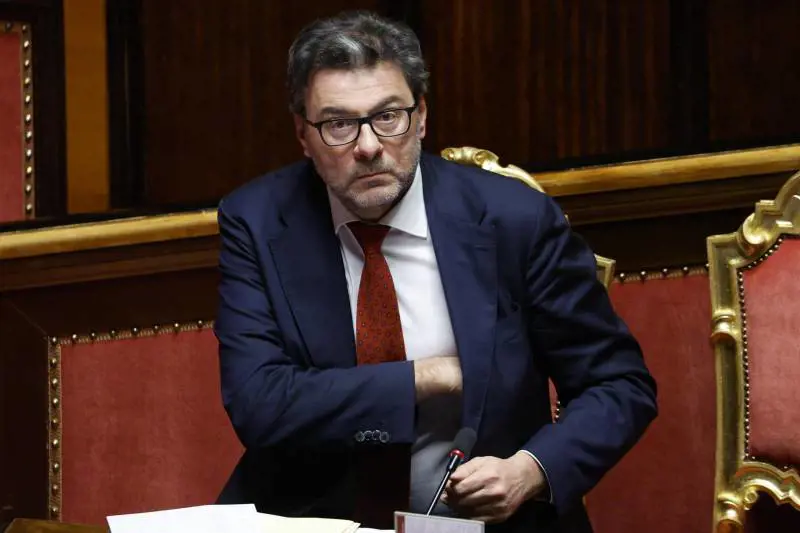 Carburanti, Giorgetti: "Se i prezzi aumentano valuteremo il taglio delle accise"