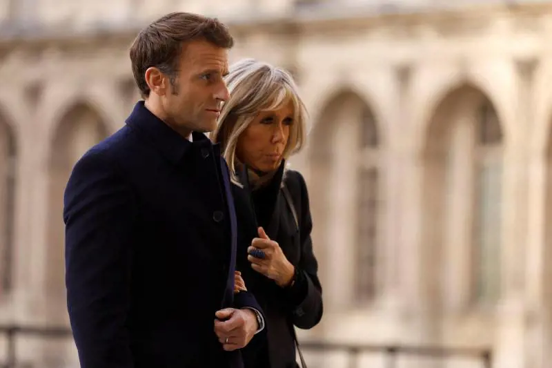 Assistenti, viaggi e serate. Il conto salato di Brigitte che fa infuriare la Francia