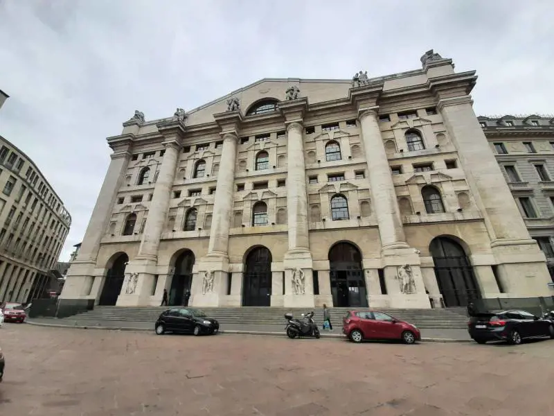 Venerdì nero in Borsa: banche a picco, Milano maglia nera