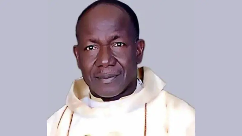 Bomba Isis in Congo: 17 morti in Chiesa. Nigeria, prete bruciato vivo in parrocchia